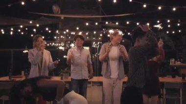 Bir grup arkadaş çatı katında ve restoranda eğleniyor.