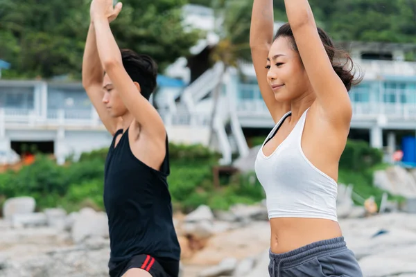 Huzurlu Düşünceli Yaşlardaki Asyalı Çift Deniz Kenarında Yoga Yapıyor Bir — Stok fotoğraf