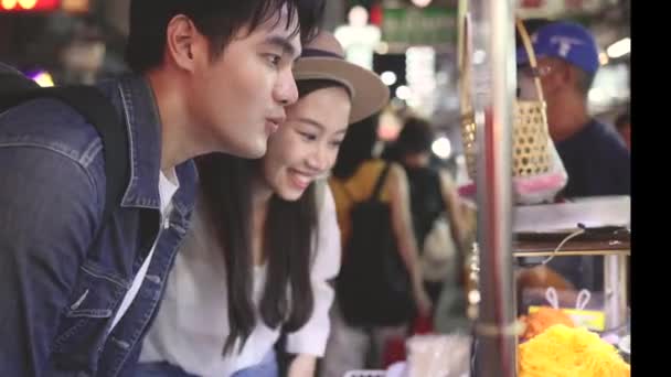 Pareja Asiática Mirando Pidiendo Comida Puesto Calle Mercado Nocturno Con — Vídeos de Stock