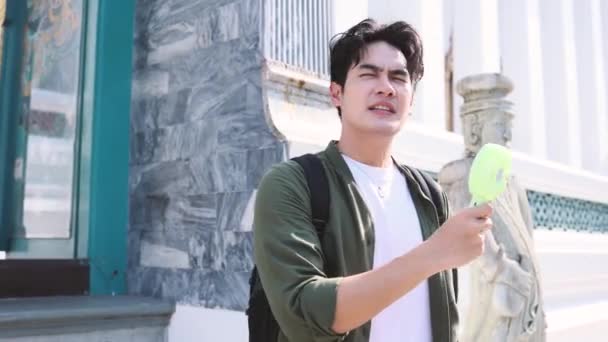 아시아 여행자들은 날씨와 온도에서 거리에 앞에서 휴대용 사용하였다 — 비디오
