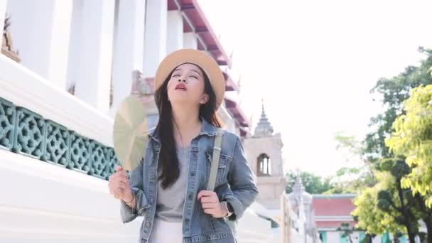 Retrato Viajante Asiática Fanning Suando Calçada Templo Rua Bangkok Tailândia — Vídeo de Stock