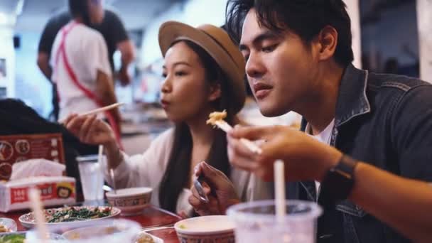 Joven Pareja Asiática Viajero Turistas Comiendo Comida Callejera Tailandesa Juntos — Vídeo de stock