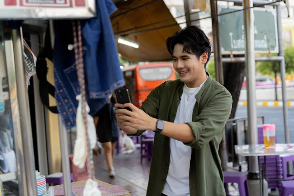Feliz Sonriente Joven Asiático Viajero Turistas Escaneando Para Pagar Dinero — Foto de Stock