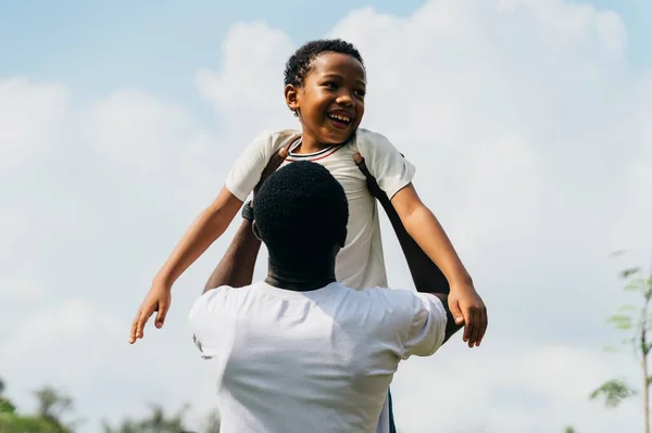 Babalar Günü Aşkı Afrikalı Amerikalı Baba Oğlu Parkta Sarılıyor — Stok fotoğraf
