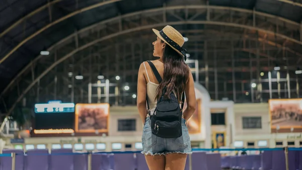 Visão Traseira Uma Jovem Viajante Com Mochila Chapéu Estação Trem — Fotografia de Stock