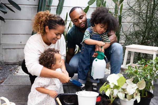 Çocuklu Afro Amerikan Ailesi Bahçede Kaynaşıyor Birlikte Ekip Büyütüyor — Stok fotoğraf