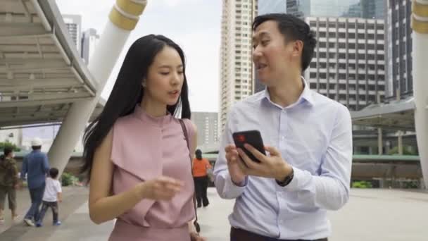 Jonge Aziatische Zakenmensen Met Behulp Van Een Mobiele Telefoon Discussiëren — Stockvideo