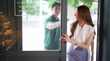 Bir grup Asyalı ergen birlikte pastaneye giriyor. Kadın ve erkek gülümseyerek bir kafeye gidiyorlar.