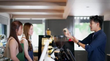 Asyalı barista bayan kafe çalışanı hayal kırıklığına uğramış ve memnun olmayan bir erkek müşteriden şikâyet alıyor. Baristalarla tartışan hoşnutsuz bir adam.