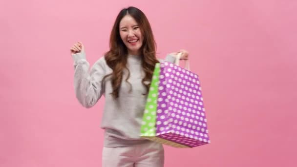 Retrato Una Joven Asiática Feliz Compradora Sonriente Sosteniendo Bolsas Compras — Vídeos de Stock