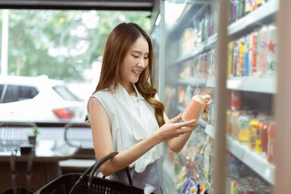 Young Beautiful Asian Woman Shopping Choosing Items Supermarket Female White — Stock Photo, Image
