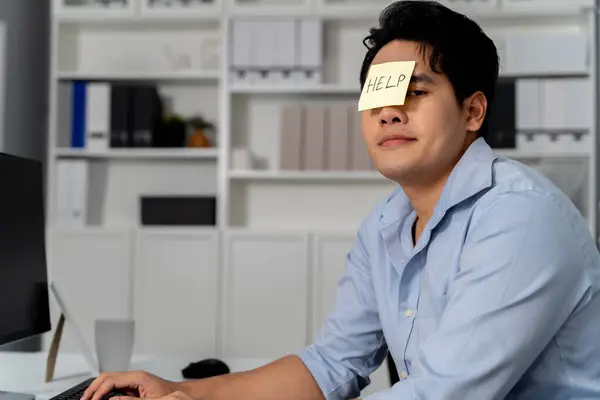 Jonge Volwassen Aziatische Zakenman Met Help Plakkerig Briefje Zijn Gezicht — Stockfoto