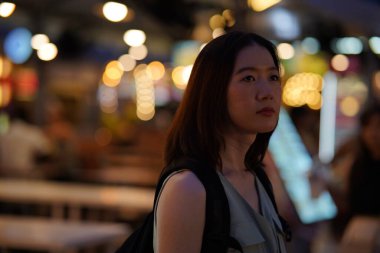 Genç Yetişkin Asyalı kadın Bangkok, Tayland 'da bir sokak pazarını keşfediyor. Güneydoğu Asya tatilinde tek başına gezen bir kadın..