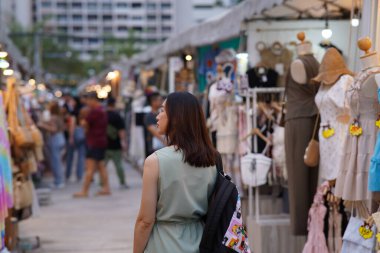 Genç Yetişkin Asyalı kadın Bangkok, Tayland 'da bir sokak pazarını keşfediyor. Güneydoğu Asya tatilinde tek başına gezen bir kadın..