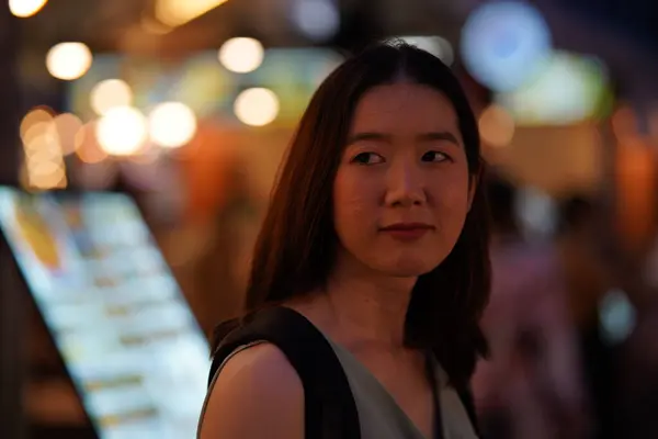 Молодая Женщина Азиатка Исследует Уличный Рынок Бангкоке Таиланд Женщина Одиночка Лицензионные Стоковые Изображения