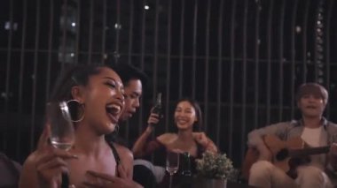 Bir grup genç arkadaş yemeğin tadını çıkarıyor ve bar ve restoranda arkadaşlığımızı kutluyorlar.