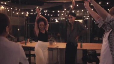 Bir grup arkadaş çatı katında ve restoranda eğleniyor.