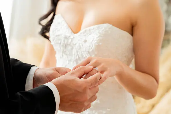 永遠の愛と献身を象徴する花嫁指にダイヤモンドリングを置くグロムのクローズアップ 結婚式のコンセプト — ストック写真