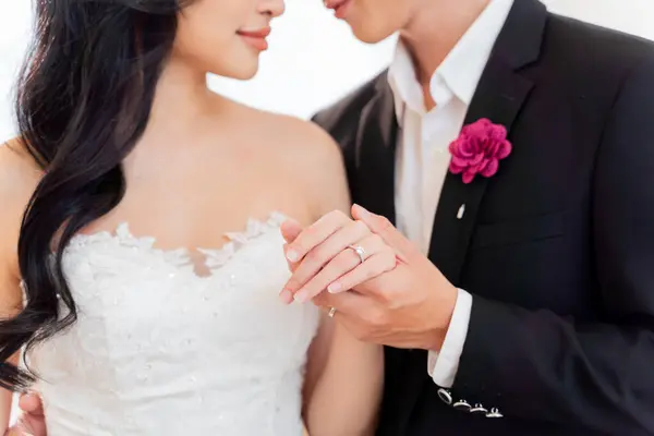 Bride Groom Showcase Rings Close View Symbolizing Eternal Love Commitment — Stock Photo, Image