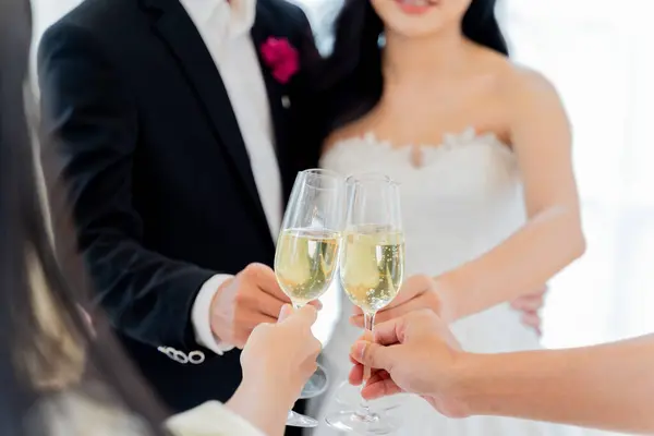 Крупный План Свадебного Тоста Шампанским Радостное Приветствие Свадебном Приеме Среди Лицензионные Стоковые Фото