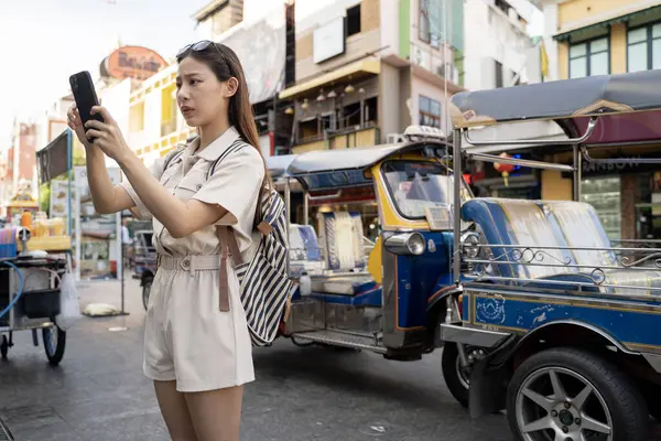 Jovem Mulher Asiática Infeliz Com Mau Funcionamento Smartphone Enquanto Viaja — Fotografia de Stock