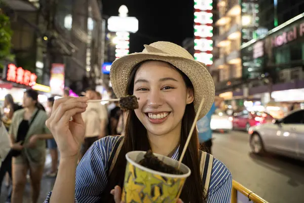 Счастливая Взрослая Азиатка Гурман Путешествующая Рюкзаке Питающаяся Уличной Едой Люди Лицензионные Стоковые Изображения