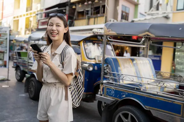Счастливая Молодая Путешественница Азиатская Женщина Мобильным Телефоном Уличном Рынке Сумерках Стоковая Картинка