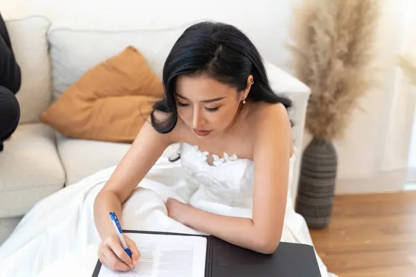 Азиатка Элегантном Свадебном Платье Заканчивает Оформление Документов Брак Невеста Белом Лицензионные Стоковые Изображения