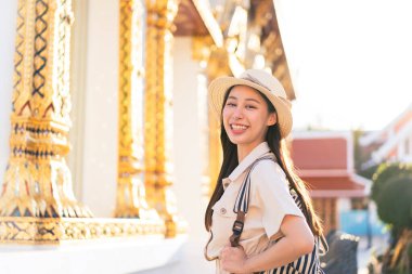 Alacakaranlık günbatımında Tayland 'da Bangkok' ta Wat Temple 'da seyahat eden genç Asyalı kadın turist. Seyahat, yaz tatili ve turizm