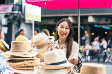Tayland 'da Bangkok' taki açık hava pazarında yürüyen genç Asyalı kadın turist. Seyahat, yaz tatili ve turizm