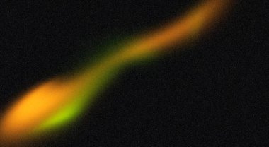 Turuncu ve yeşil izlerin birleşmesi ve üzerinde renkli bir bulanıklık etkisi yaratıyor, siyah arkaplan üzerinde canlı renk gradyanı şekli, gürültü dokusu poster afişi kapağı kapağı kapağı kapağı kapağı başlığı