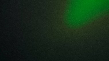 Koyu yeşil eğimli arka plan, ince gürültü dokusu, gizem ve zarafeti çağrıştırıyor. İnternet, markalaşma ve editoryal tasarım projeleri için ideal. Gradyan doku, yeşil tonlar, koyu soyut arkaplan.