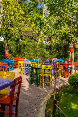 Sirince, Türkiye - 6 Kasım 2022 Sirince 'de renkli sandalyeli bir teras