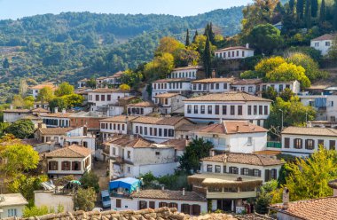 Sirince, Türkiye - 6 Kasım 2022 - Osmanlı evleriyle ortaçağ kasabası Sirince 'nin havadan panoramik manzarası
