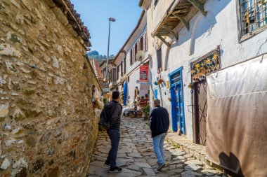 Sirince, Türkiye - 6 Kasım 2022 - Sirince 'de yürüyen insanlar