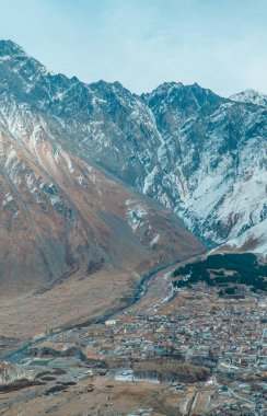 Gürcistan 'ın Stepantsminda kasabasının dikey hava manzarası