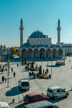 Konya, Türkiye - 15 Kasım 2022 - Selimiye ve Konya ana meydanının hava dikey görünümü