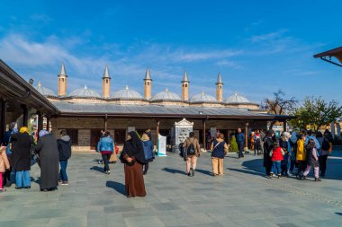 Konya, Türkiye - 15 Kasım 2022 - Mevlana Müzesi 'nin avlusunda kalabalık