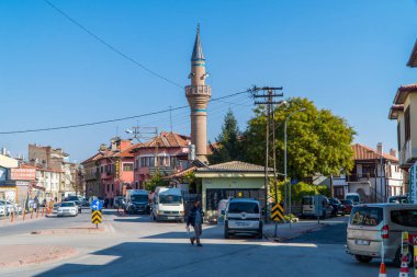 Konya, Türkiye - 15 Kasım 2022 - Konya şehir merkezinde sokak fotoğrafçılığı ve cami
