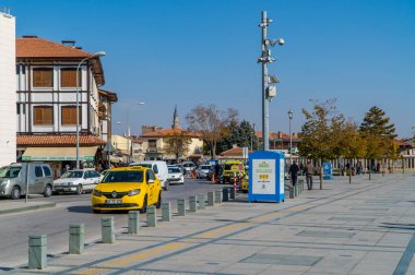Konya, Türkiye - 15 Kasım 2022 - Konya şehir merkezindeki binaların ve arabaların sokak fotoğrafları