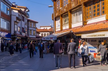 Konya, Türkiye - 15 Kasım 2022 - Konya şehir merkezindeki insan ve pazarların sokak fotoğrafları