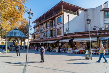 Konya, Türkiye - 15 Kasım 2022 - Konya şehir merkezindeki insan, araba ve pazarların sokak fotoğrafları