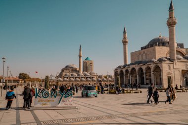 Konya, Türkiye - 15 Kasım 2022 - Sultan Selim (Selimiye) Camii ile ana meydanın gün batımı manzarası