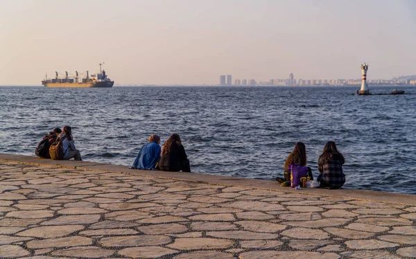 トルコのイズミル 11月7 2022 イズミル湾の海岸遊歩道に座っている人々 — ストック写真