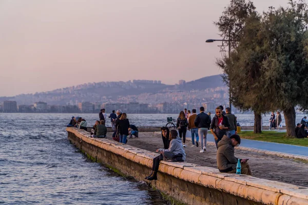 Izmir Turquía Noviembre 2022 Personas Sentadas Paseo Costero Cerca Del —  Fotos de Stock