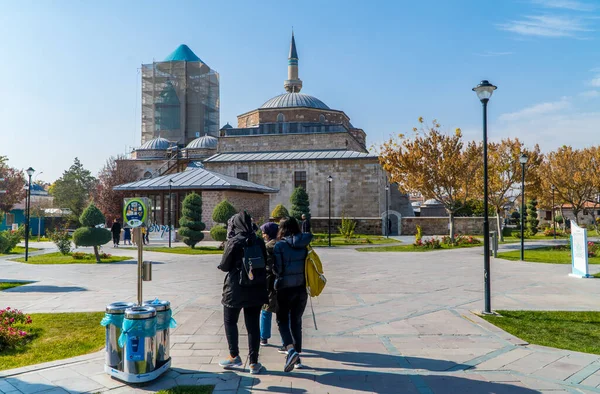 Konya Törökország 2022 November Nyílt Kilátás Fiatalokra Mevlana Múzeum Parkjában — Stock Fotó