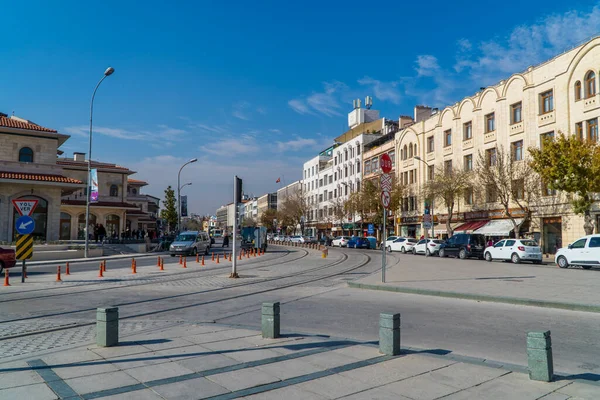 Konya, Türkiye - 15 Kasım 2022 - Konya şehir merkezindeki binaların sokak fotoğrafları