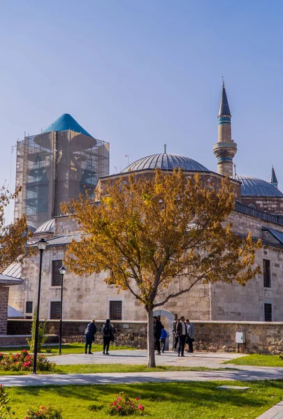 Konya Turcja Listopada 2022 Widok Pionowy Ludzi Parku Muzeum Mevlana — Zdjęcie stockowe