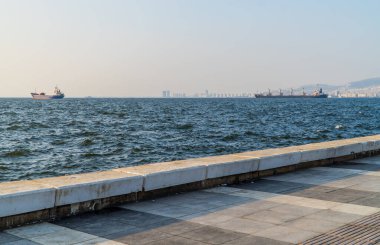 İzmir, Türkiye - 7 Kasım 2022 - Kıyı yürüyüşü