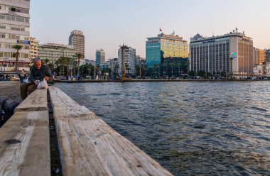 İzmir, Türkiye - 7 Kasım 2022 - Kıyı yürüyüşü